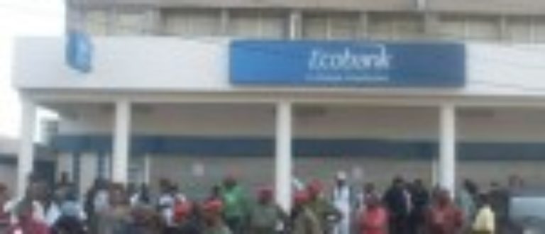 Article : Un homme déguisé en folle braque une banque à Douala